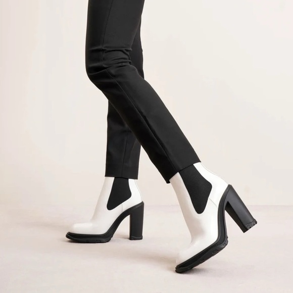 ALEXANDER MCQUEEN PATENT LEATHER WHITE BLACK TREAD HEELED MOD ANKLE BOOTS - Picture 1 of 16